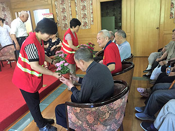 曏老黨員(yuan)贈(zeng)送盆(pen)蘤.jpg